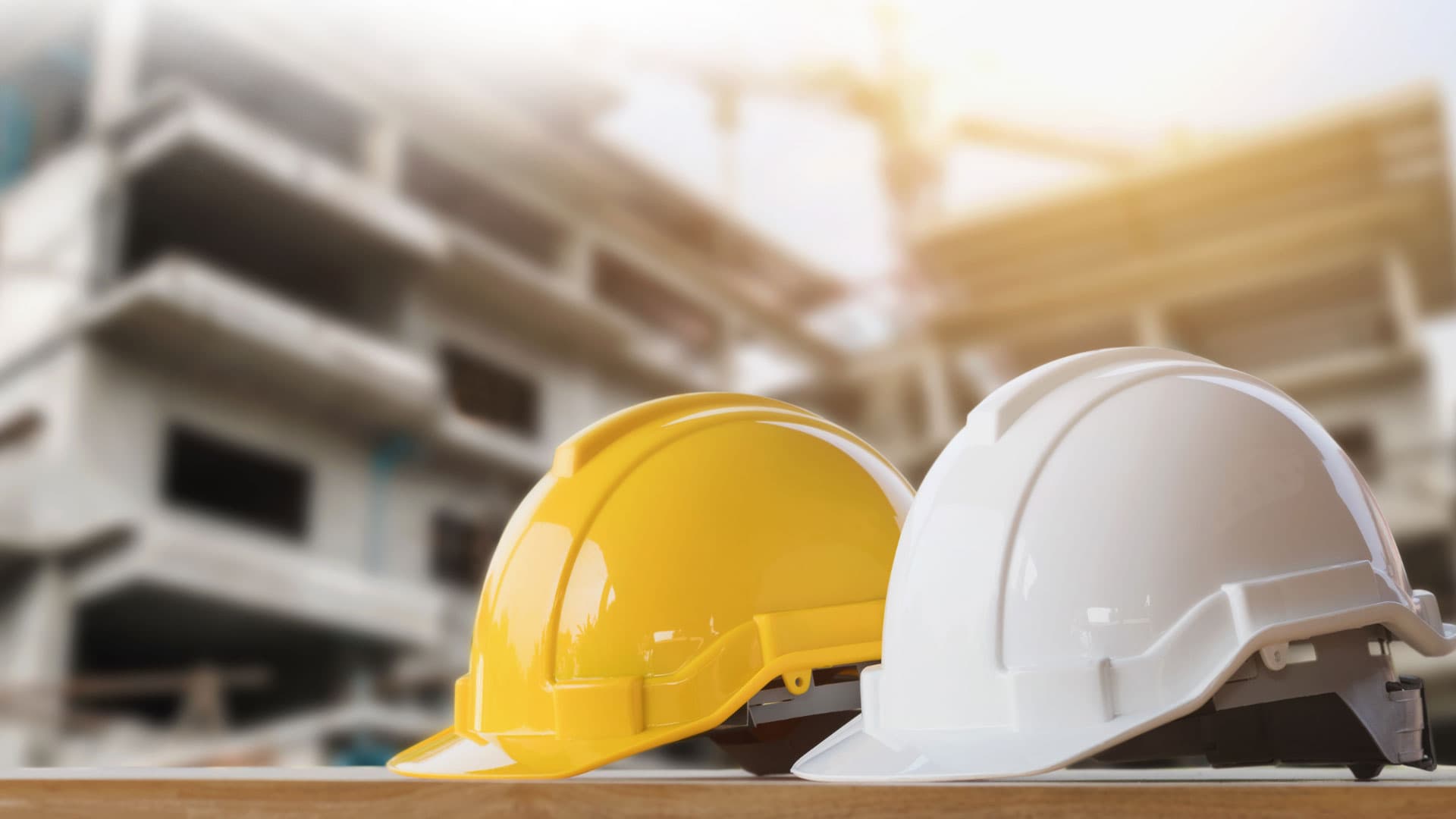 Capacetes de engenharia em uma obra